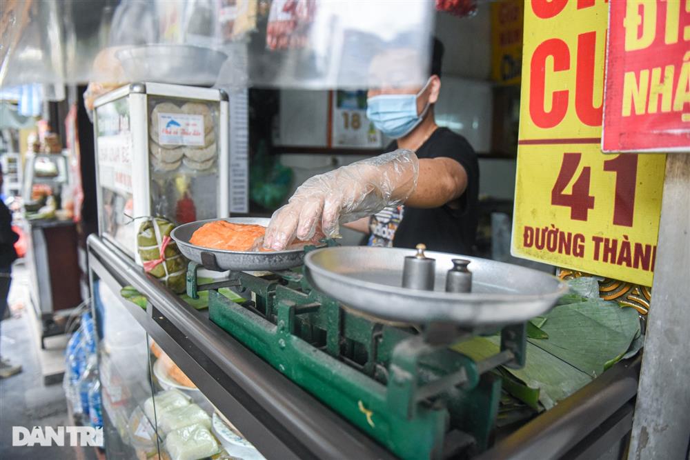 Hàng giò chả đông nhất Hà Nội 70 năm dùng chiếc cân đĩa... rách trăm tuổi-8