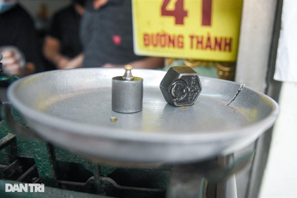 Hàng giò chả đông nhất Hà Nội 70 năm dùng chiếc cân đĩa... rách trăm tuổi-9