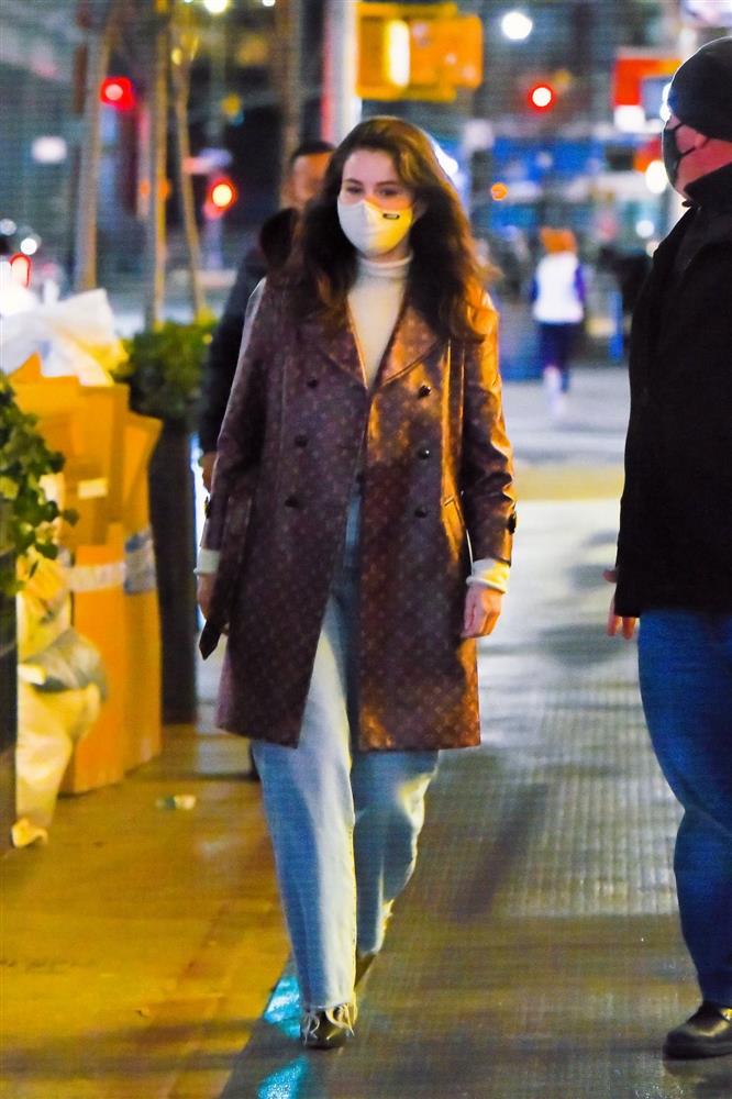 Đẳng cấp mặc đẹp của Selena Gomez: Diện áo cổ lọ đơn giản thôi cũng sang ngút ngàn-10