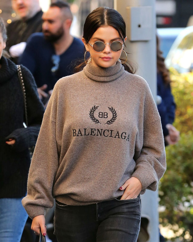 Đẳng cấp mặc đẹp của Selena Gomez: Diện áo cổ lọ đơn giản thôi cũng sang ngút ngàn-11