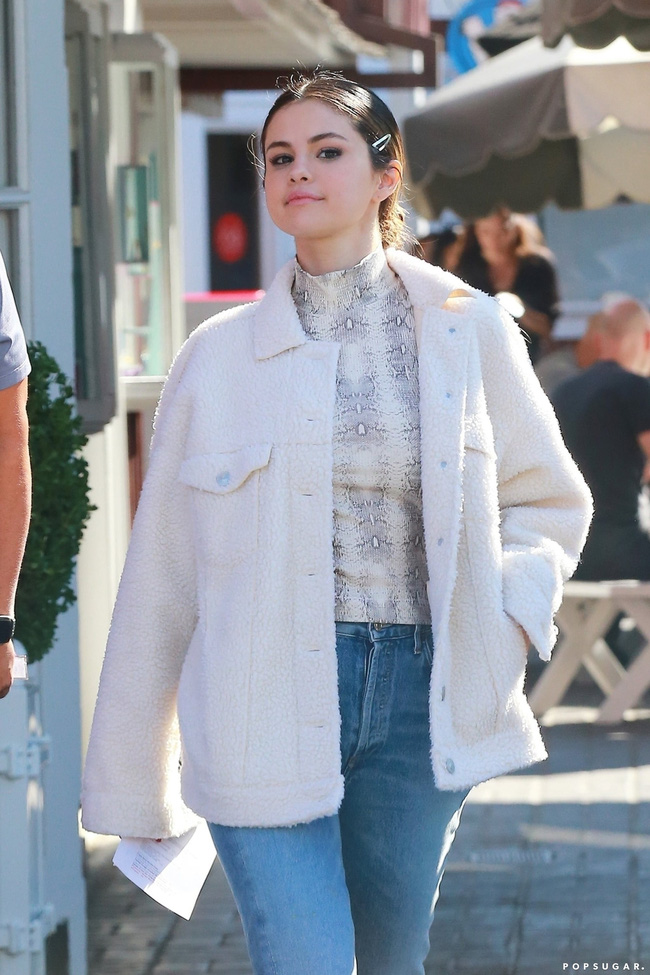 Đẳng cấp mặc đẹp của Selena Gomez: Diện áo cổ lọ đơn giản thôi cũng sang ngút ngàn-12