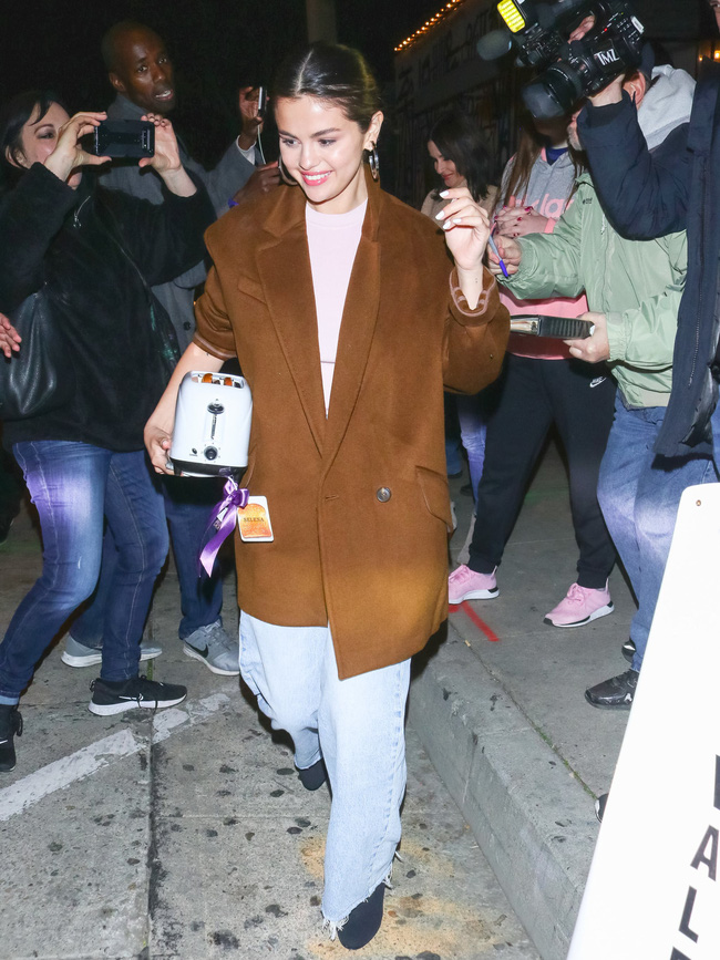 Đẳng cấp mặc đẹp của Selena Gomez: Diện áo cổ lọ đơn giản thôi cũng sang ngút ngàn-13