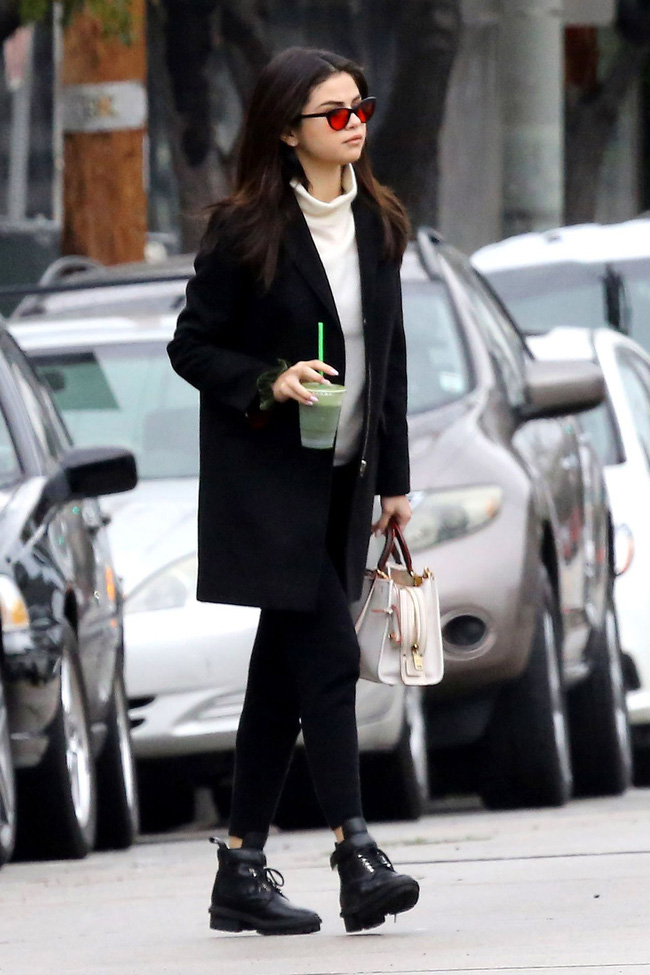 Đẳng cấp mặc đẹp của Selena Gomez: Diện áo cổ lọ đơn giản thôi cũng sang ngút ngàn-2