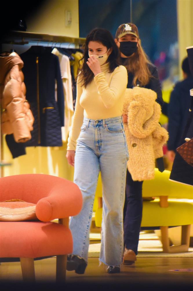 Đẳng cấp mặc đẹp của Selena Gomez: Diện áo cổ lọ đơn giản thôi cũng sang ngút ngàn-9