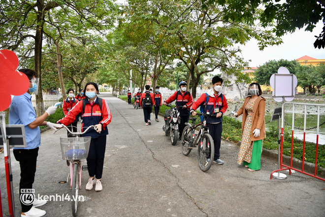 Trường học tại Hà Nội tổ chức diễn tập phương án đón học sinh trở lại-6