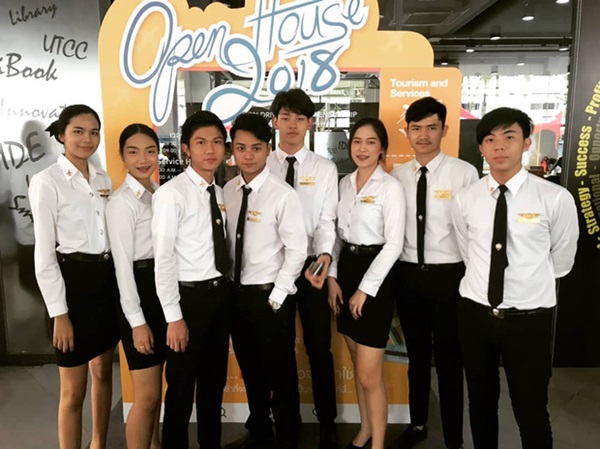 Hoa hậu nhặt rác” về nhà quỳ lạy mẹ ngay sau khi đăng quang từng gây bão MXH giờ ra sao sau khi bị lộ giả mạo học vấn?-6