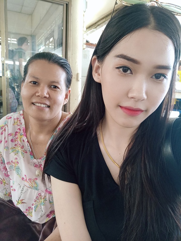 Hoa hậu nhặt rác” về nhà quỳ lạy mẹ ngay sau khi đăng quang từng gây bão MXH giờ ra sao sau khi bị lộ giả mạo học vấn?-8