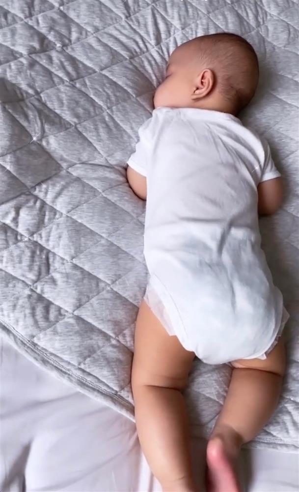 Leon nhà Hồ Ngọc Hà suốt ngày ngủ ở tư thế này, trông khá hài hước nhưng thực ra lại là biểu hiện bé thông minh về sau-1