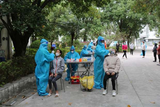 Hà Nội: Tiếp tục phát hiện 11 công nhân test nhanh dương tính, tạm phong toả 3 công ty trong KCN-1