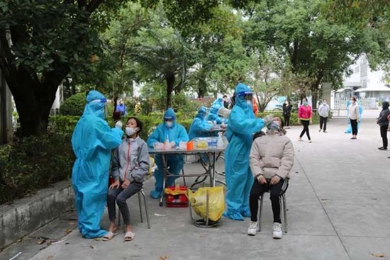 Hà Nội: Tiếp tục phát hiện 11 công nhân test nhanh dương tính, tạm phong toả 3 công ty trong KCN