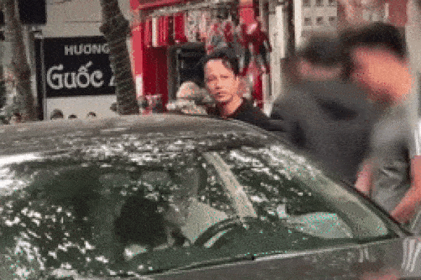 Vụ chồng lao tới mặc áo, quát vợ trong ô tô gây xôn xao MXH: Người vợ chính thức lên tiếng