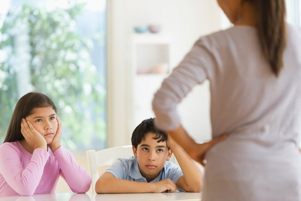 Con trai chui xuống gầm ô tô chuẩn bị chạy, chỉ mất 5 phút với hành động nhỏ của người bố đã giúp bé an toàn-3