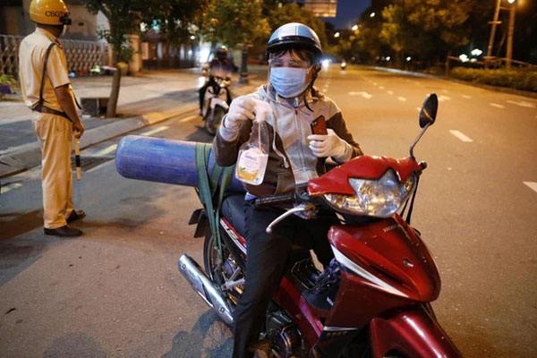 Bức ảnh dẫn hồn người mất vì Covid-19 về nhà, không cờ đèn kèn trống mà sao xót xa-3