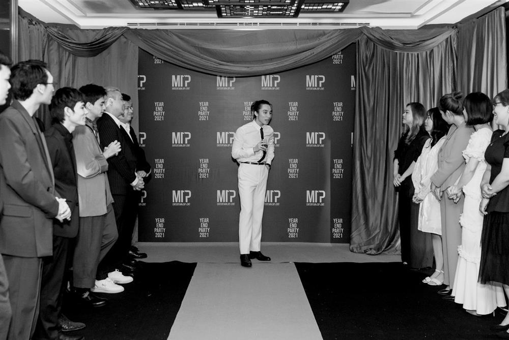 Sơn Tùng tái xuất bệ rạc, tranh cãi nhất chi tiết cà vạt-4