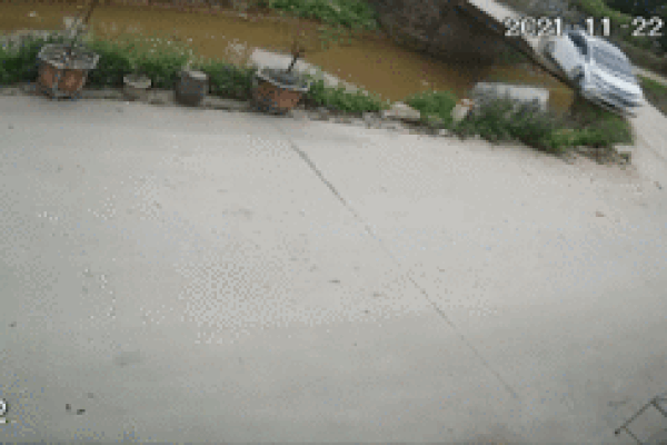 Ô tô con vào cua gấp lao thẳng xuống mương nước