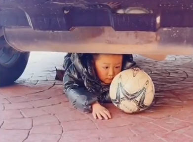 Con trai chui xuống gầm ô tô chuẩn bị chạy, chỉ mất 5 phút với hành động nhỏ của người bố đã giúp bé an toàn-1