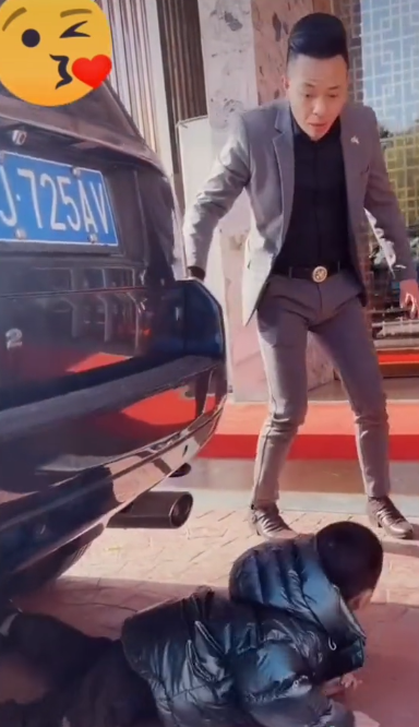 Con trai chui xuống gầm ô tô chuẩn bị chạy, chỉ mất 5 phút với hành động nhỏ của người bố đã giúp bé an toàn-2