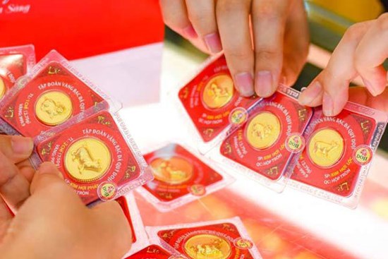 Giá vàng hôm nay 23/11: Tiếp tục tụt giảm, tiền bay khỏi túi