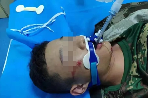 Nam sinh 15 tuổi bất ngờ ngất xỉu khi chạy thể dục tại trường, suýt mất mạng chỉ vì thói quen uống loại nước bạn trẻ nào cũng thích-1