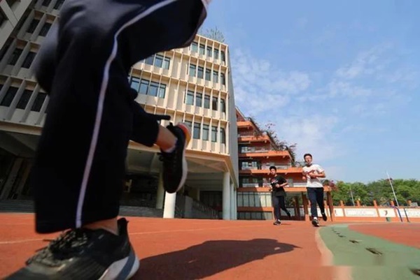 Nam sinh 15 tuổi bất ngờ ngất xỉu khi chạy thể dục tại trường, suýt mất mạng chỉ vì thói quen uống loại nước bạn trẻ nào cũng thích-2