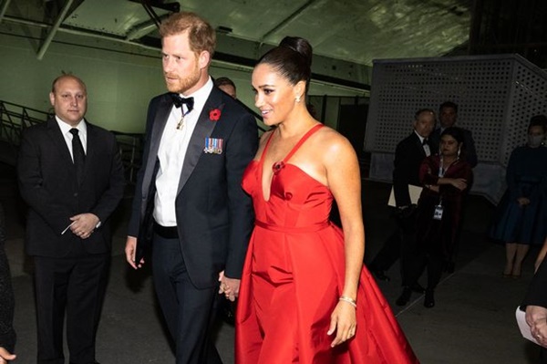 Phát hiện Meghan có hành động đè đầu cưỡi cổ chồng ngay tại sự kiện khiến Harry bị chê cười-2