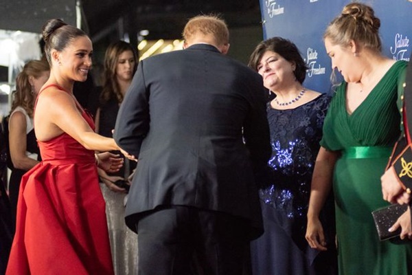 Phát hiện Meghan có hành động đè đầu cưỡi cổ chồng ngay tại sự kiện khiến Harry bị chê cười-3