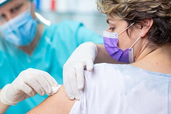 Người đã tiêm vaccine có tải lượng virus cao như người chưa tiêm: Có làm virus lây nhanh?