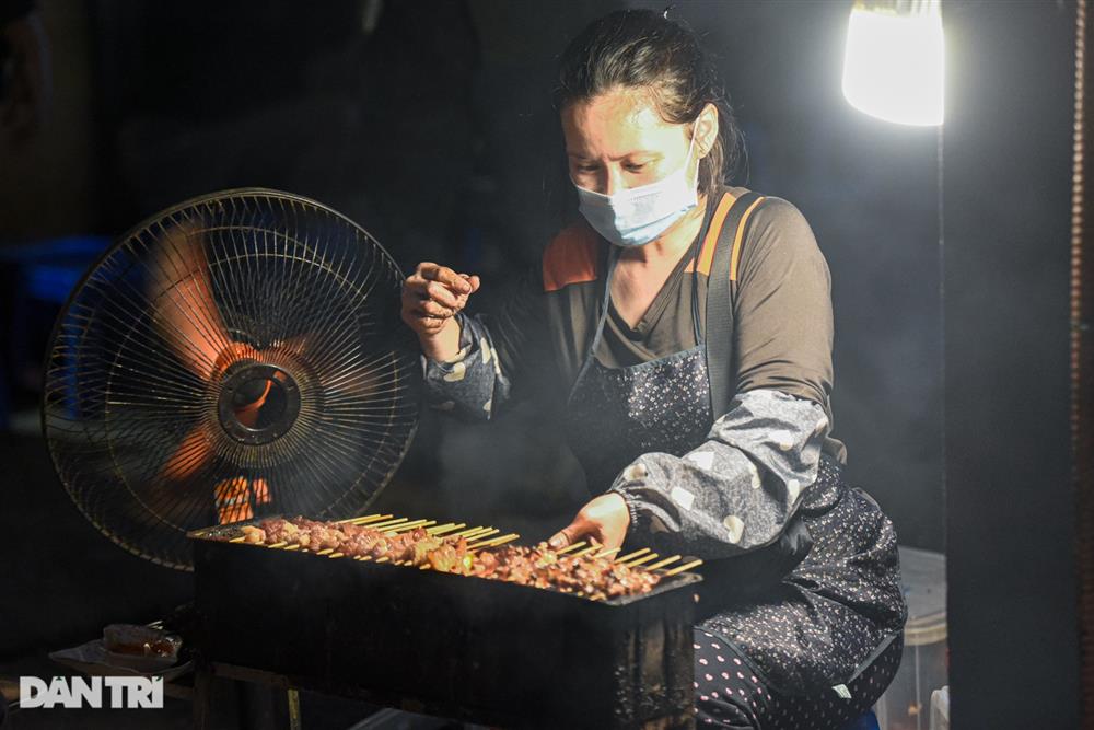 Quán thịt xiên chờ ở Hà Nội: Giá ngang cốc trà đá, ngày 1000 xiên bay vèo-1