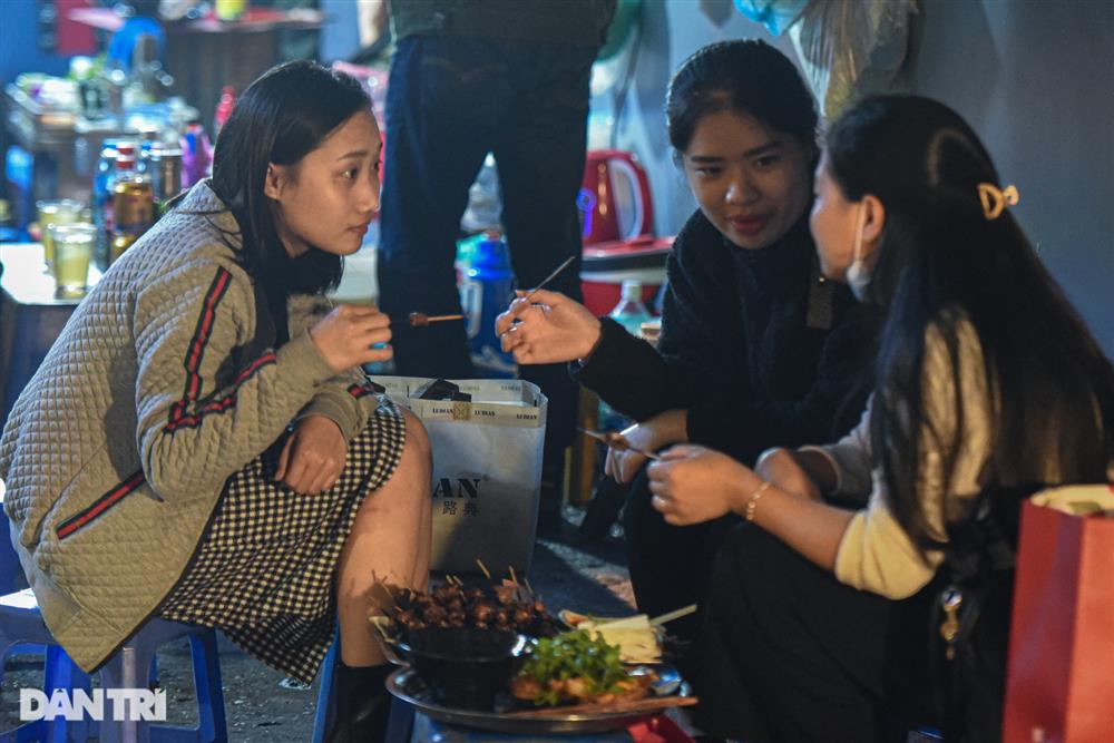 Quán thịt xiên chờ ở Hà Nội: Giá ngang cốc trà đá, ngày 1000 xiên bay vèo-10