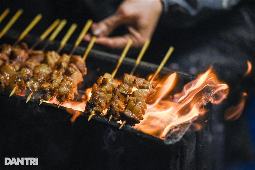 Quán thịt xiên chờ ở Hà Nội: Giá ngang cốc trà đá, ngày 1000 xiên bay vèo-2