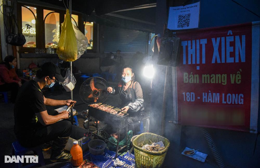 Quán thịt xiên chờ ở Hà Nội: Giá ngang cốc trà đá, ngày 1000 xiên bay vèo-3