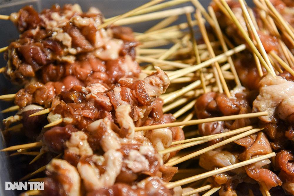 Quán thịt xiên chờ ở Hà Nội: Giá ngang cốc trà đá, ngày 1000 xiên bay vèo-4