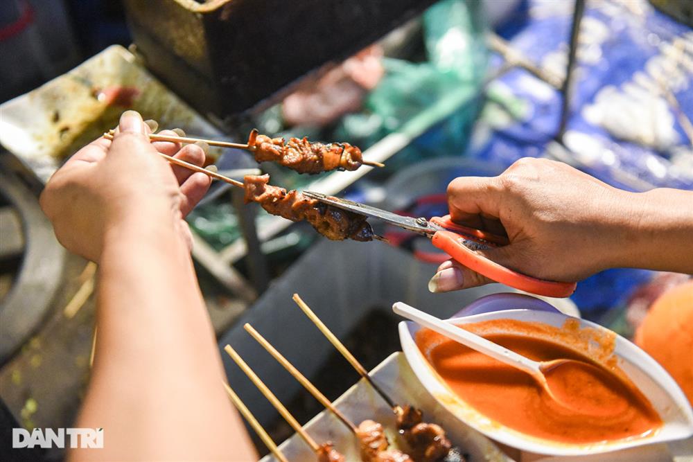 Quán thịt xiên chờ ở Hà Nội: Giá ngang cốc trà đá, ngày 1000 xiên bay vèo-6