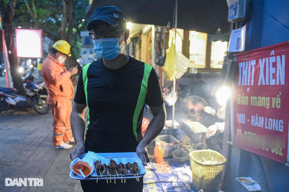Quán thịt xiên chờ ở Hà Nội: Giá ngang cốc trà đá, ngày 1000 xiên bay vèo-7