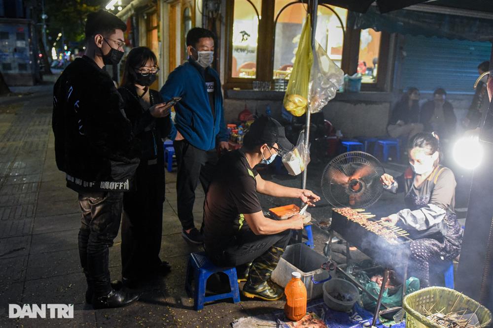 Quán thịt xiên chờ ở Hà Nội: Giá ngang cốc trà đá, ngày 1000 xiên bay vèo-8