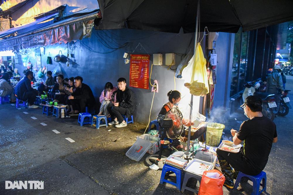 Quán thịt xiên chờ ở Hà Nội: Giá ngang cốc trà đá, ngày 1000 xiên bay vèo-9