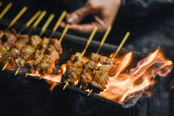 Quán phở gánh: Bánh phở khổng lồ, cân từng hoa thịt bò, ngày hết 300 tô-11