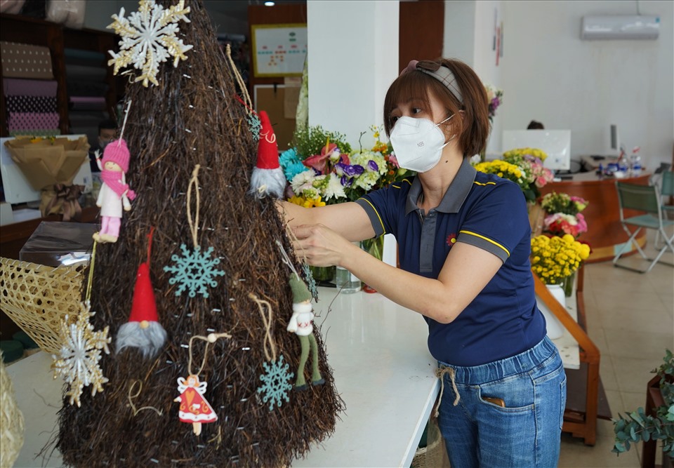 Bản sao cây thông thật chỉ 150.000 đồng đắt khách mùa Giáng sinh 2021-10