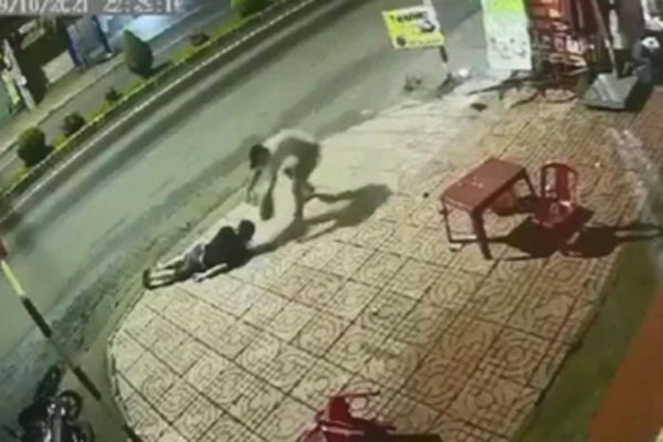Kinh hãi nam thanh niên bị một đối tượng tông xe máy bất tỉnh, sau đó giẫm đạp, tạt nước sôi lên người-1