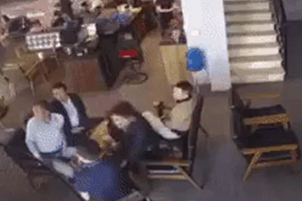 Hà Nội: Người phụ nữ nghi bị đạn lạc ở chung cư găm trúng đầu, 1 căn hộ cùng khu cũng bị bắn vỡ kính-3