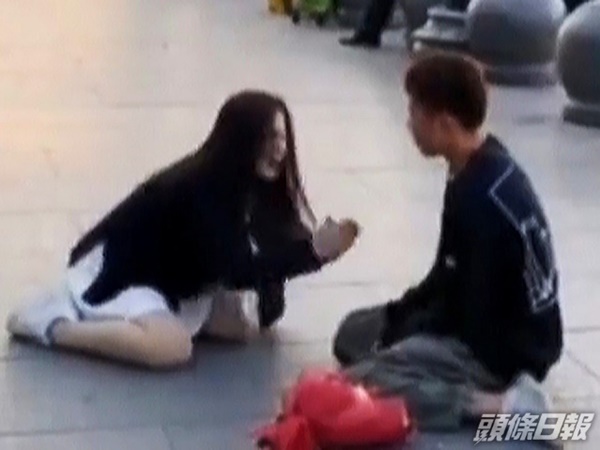 Cô gái quỳ rạp trước mặt chàng trai, tưởng si tình níu kéo người yêu nhưng khi biết sự tình thì ai cũng thương-1