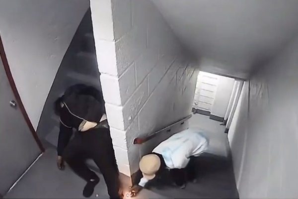 Nam thanh niên cầm bật lửa thiêu chết người đàn ông vô gia cư đang ngủ trên bậc thang chung cư-1