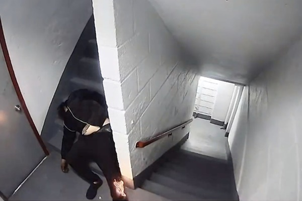 Nam thanh niên cầm bật lửa thiêu chết người đàn ông vô gia cư đang ngủ trên bậc thang chung cư-2