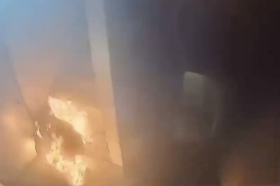 Nam thanh niên cầm bật lửa thiêu chết người đàn ông vô gia cư đang ngủ trên bậc thang chung cư