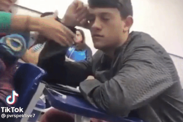 Thấy bạn nam ngủ gật trong lớp, nữ sinh cố tình kéo tay cho ngã, ngờ đâu 2 giây sau lại gặp cái kết đắng-1