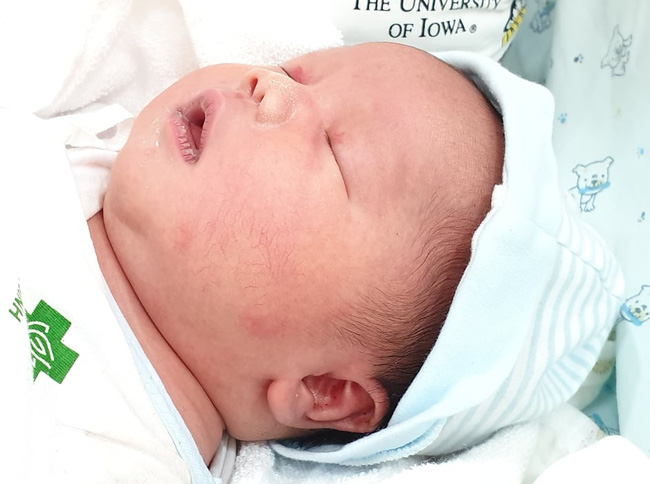 Mẹ 38 tuổi sinh con trai nặng 5kg làm cả nhà hết hồn, 2 năm sau ngoại hình của bé khiến mọi người giật mình hơn-1