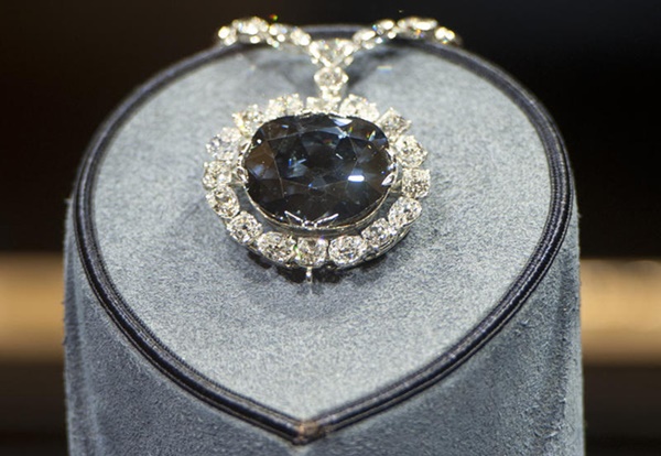 Viên kim cương tuyệt phẩm 300 tuổi mang tên Hy vọng nhưng bị nguyền rủa, liên quan đến vị Hoàng hậu xinh đẹp bị máy chém chặt đầu-1