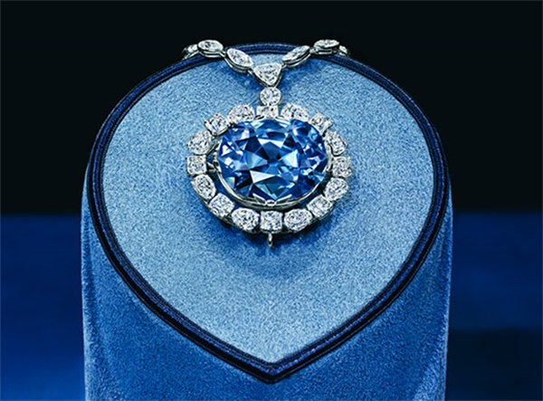 Viên kim cương tuyệt phẩm 300 tuổi mang tên Hy vọng nhưng bị nguyền rủa, liên quan đến vị Hoàng hậu xinh đẹp bị máy chém chặt đầu-11