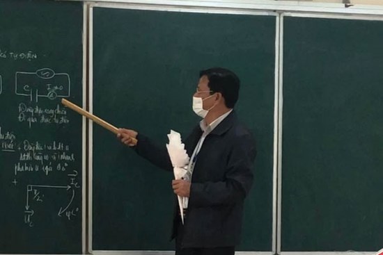 Nhận bó hoa muộn màng ngày 20/11, thầy giáo cảm động thốt lên: