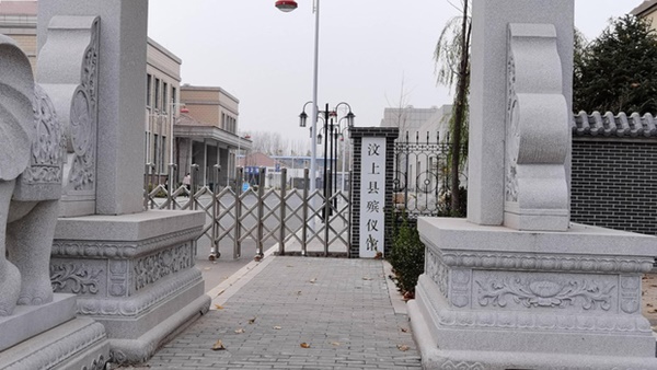 Tro cốt bị đánh tráo làm cô dâu ma, hot girl uống thuốc trừ sâu tự tử trên sóng livestream vừa thoát bể khổ đã bị đem mai mối cho đám cưới âm hôn-2